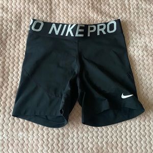Black and white Nike Pro shorts 4" medium